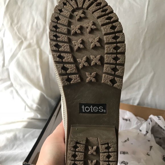 Women’s winter boots. NWT - Picture 4 of 6